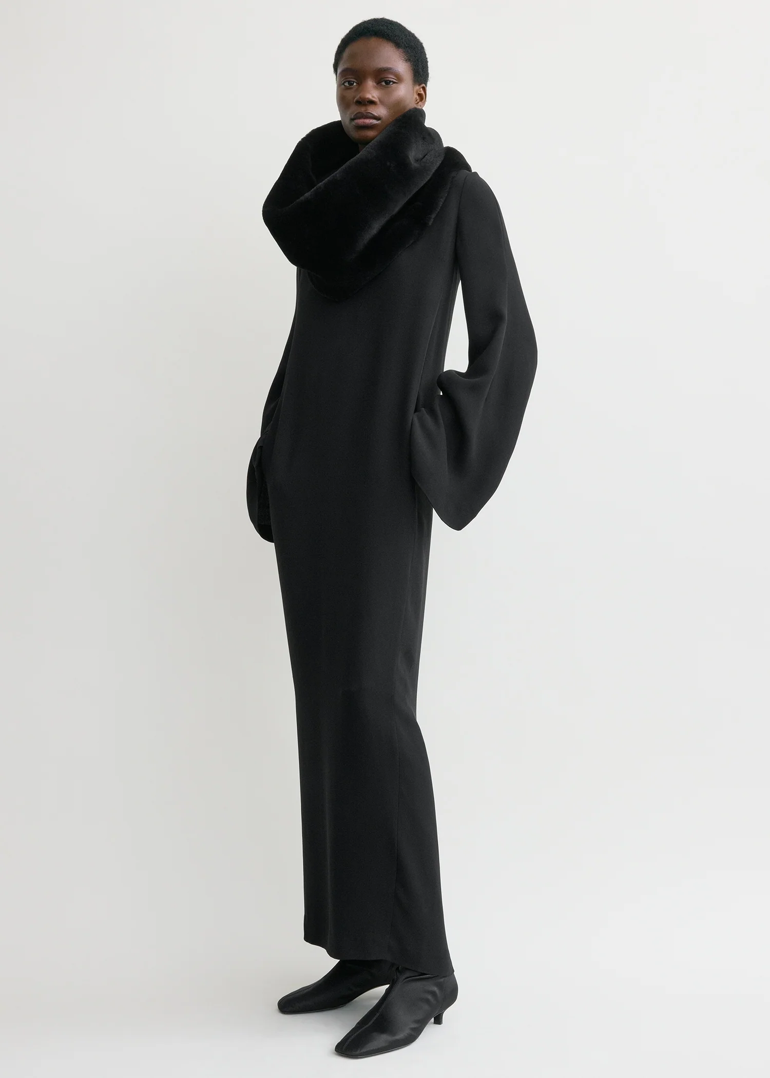 Plush shearling muff black - Image 2