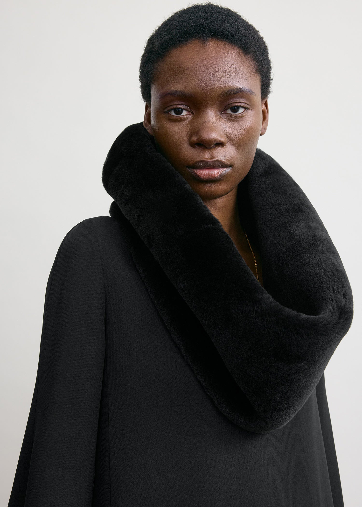 Plush shearling muff black - Image 3